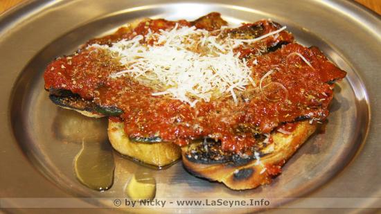 Bruschetta à la Courgette grillée, Sauce Tomate et Pecorino frais