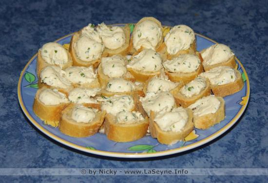 Fromage frais fait Maison à Persil et à l'Ail sur Croûtons