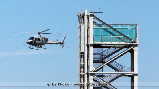 appareil de type Fennec appartenant à l'armée de l'air qui effectue des mesures de radioactivité au dessus de la base navale de Toulon
