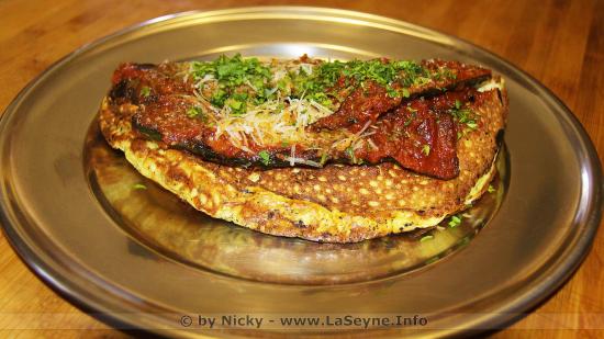 Omelette Bruschetta à la Courgette grillée, Sauce Tomate et Pecorino frais