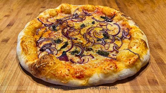 Pizza aux Oignons rouge
