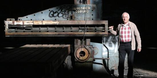 Atelier Mécanique La Seyne sur Mer - Neuf collègues ont pris la pose sur leur ancien lieu de travail, devant l'objectif du photographe Luc Boutria