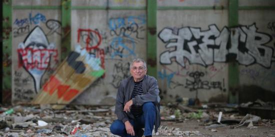 Atelier Mécanique La Seyne sur Mer - Neuf collègues ont pris la pose sur leur ancien lieu de travail, devant l'objectif du photographe Luc Boutria