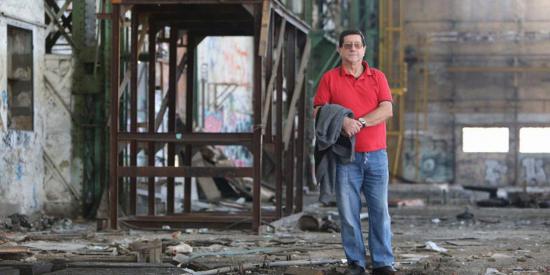 Atelier Mécanique La Seyne sur Mer - Neuf collègues ont pris la pose sur leur ancien lieu de travail, devant l'objectif du photographe Luc Boutria