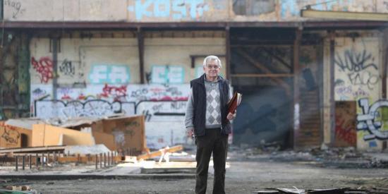 Atelier Mécanique La Seyne sur Mer - Neuf collègues ont pris la pose sur leur ancien lieu de travail, devant l'objectif du photographe Luc Boutria