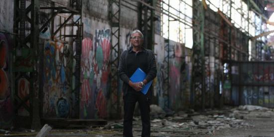 Atelier Mécanique La Seyne sur Mer - Neuf collègues ont pris la pose sur leur ancien lieu de travail, devant l'objectif du photographe Luc Boutria