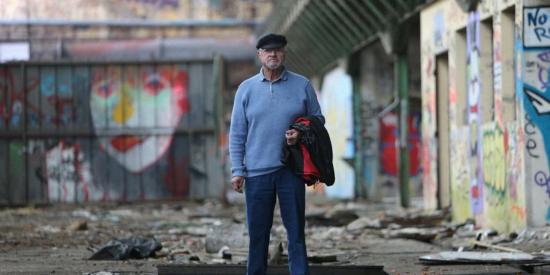 Atelier Mécanique La Seyne sur Mer - Neuf collègues ont pris la pose sur leur ancien lieu de travail, devant l'objectif du photographe Luc Boutria