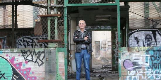 Atelier Mécanique La Seyne sur Mer - Neuf collègues ont pris la pose sur leur ancien lieu de travail, devant l'objectif du photographe Luc Boutria