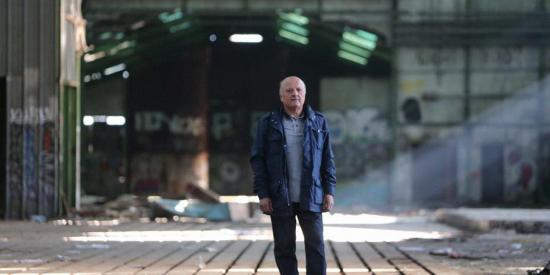 Atelier Mécanique La Seyne sur Mer - Neuf collègues ont pris la pose sur leur ancien lieu de travail, devant l'objectif du photographe Luc Boutria