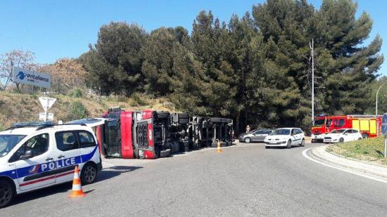 Un Camion couché au Rond-Point de la Pyro