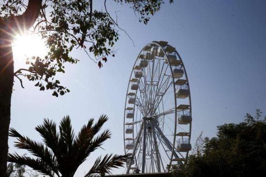 Les Sablettes: Une grande roue innovante a été installée à La Seyne