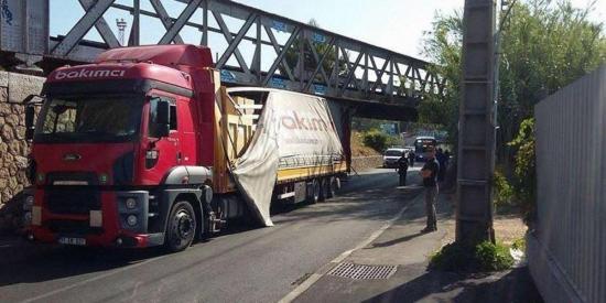 Un poids-lourd a mal évalué la hauteur de l'ouvrage SNCF à La Seyne  et ça coince