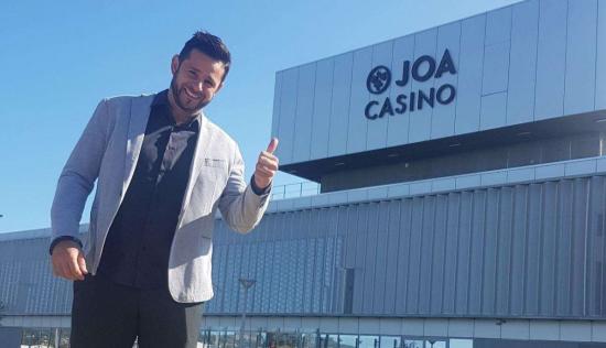 L'humoriste Marco Paolo devant le Casino Joa, à La Seyne-sur-Mer. photo: Jérôme Poillot