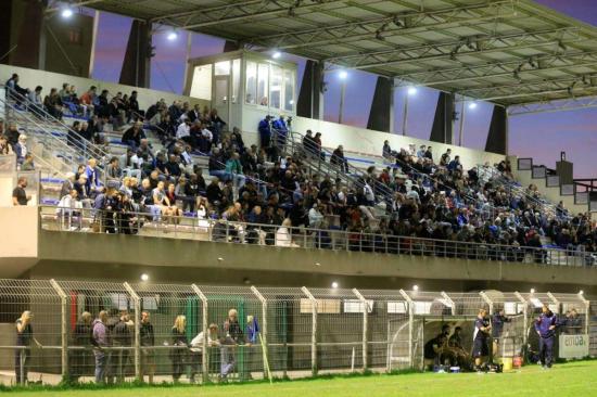 Le stade Victor-Marquet n'a encore pas fait le plein hier soir, pour le match de rugby opposant La Seyne à Agde - photo: Frank