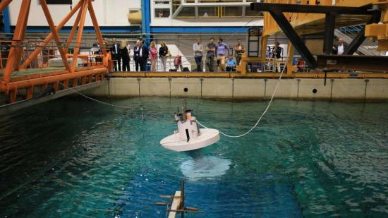 Le flotteur circulaire est porté vers le haut par les vagues et attiré vers le bas par la gravité. Par l’intermédiaire de génératrices de courant, l’énergie de la houle est transformée en énergie électrique. Photo Luc Boutria