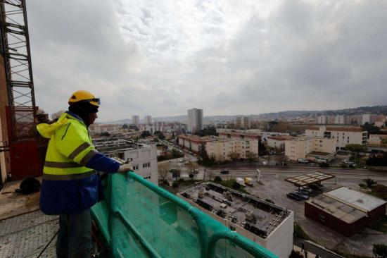Lors des travaux de démolition du Vendémiaire, en mars 2017. Le programme de rénovation urbaine du quartier Berthe s’achève fin 2018. Photo Dominique Leriche