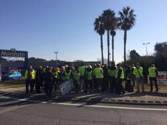 Pour répondre au préjudice commercial, Carrefour menace de taper les gilets jaunes au portefeuille