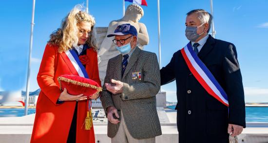 La Médaille d'Honneur de la Ville pour M. Lucien Ruidavet, lors de la Journée nationale d'Hommage aux Morts pour le France