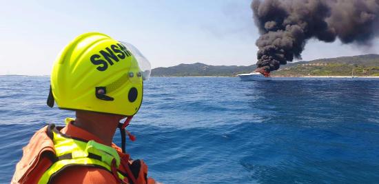 Incendie à Bord d’une Vedette de Location à Proximité des Côtes en Corse-du-Sud