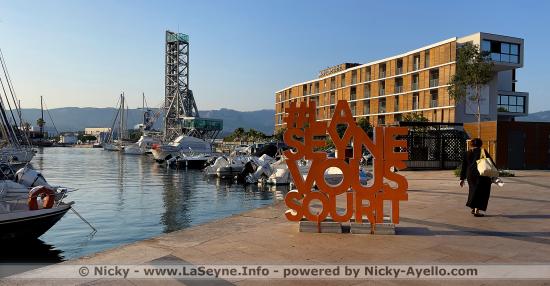 Ça fait jaser: Le Logo de grande Taille #LaSeyneVousSourit suscite des ...