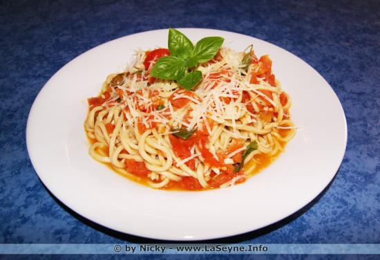 Dans la rubrique On cuisine ce qui reste ... et on en fait ?.. On a fait des Pâtes fraîches, Tomates, Ail, Basilic ...