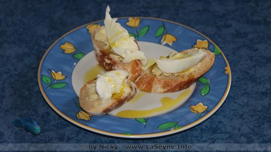 Mozzarella di Bufala Campana sur Beurre fait Maison sur Pain fait Maison et Huile d'Olive fait Maison Mozzarella di Bufala Campana sur Beurre fait Maison sur Pain fait Maison et Huile d'Olive fait Maison