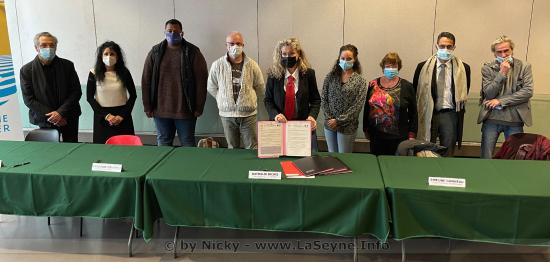 Signature de la Charte du Respect de la Laïcité et des Valeurs de la République le 12/02/2021 en Mairie Signature de la Charte du Respect de la Laïcité et des Valeurs de la République le 12/02/2021 en Mairie