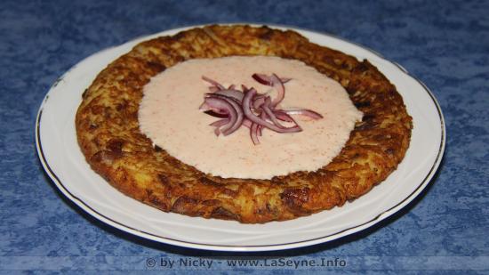 Une Galette de Pommes de Terre à la Sauce au Yaourt au Piment d'Espelette Une Galette de Pommes de Terre à la Sauce au Yaourt au Piment d'Espelette