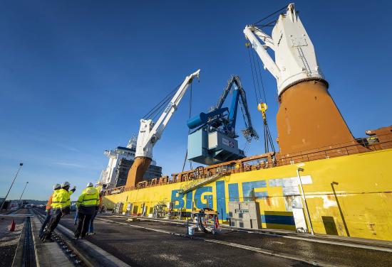 Livraison d'une Grue destinée aux futures Opérations de Maintenance des Sous-Marins nucléaires d'Attaque de Type Suffren Livraison d'une Grue destinée aux futures Opérations de Maintenance des Sous-Marins nucléaires d'Attaque de Type Suffren