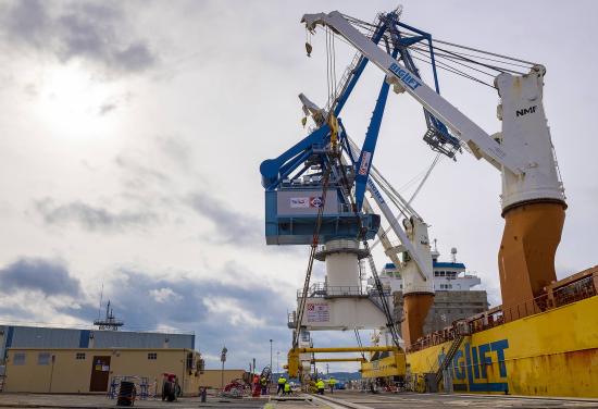 Livraison d'une Grue destinée aux futures Opérations de Maintenance des Sous-Marins nucléaires d'Attaque de Type Suffren Livraison d'une Grue destinée aux futures Opérations de Maintenance des Sous-Marins nucléaires d'Attaque de Type Suffren