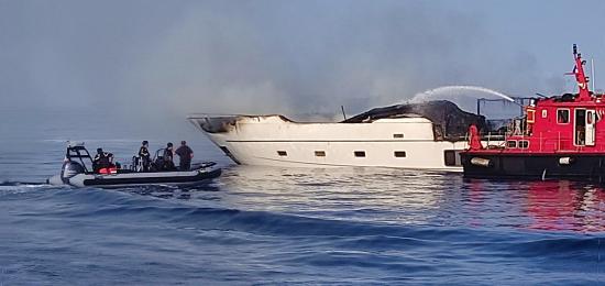 Incendie sur un Yacht au Large des Iles d’Hyères (Var) Incendie sur un Yacht au Large des Iles d’Hyères (Var)
