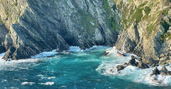 Un Voilier échoué au Cap des Mèdes à Porquerolles, ce 21/03/2022 Un Voilier échoué au Cap des Mèdes à Porquerolles, ce 21/03/2022