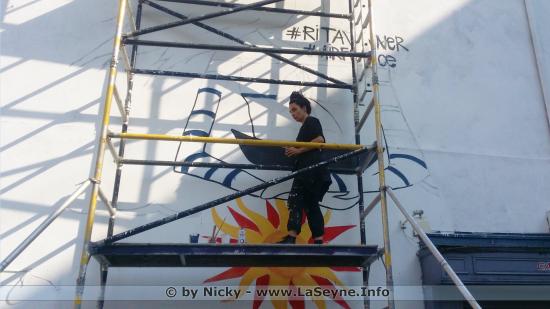 Graff: Rita Wainer enlumine La Forge sur la Place Perrin le Samedi 09 Septembre 2017 Graff: Rita Wainer enlumine La Forge sur la Place Perrin le Samedi 09 Septembre 2017