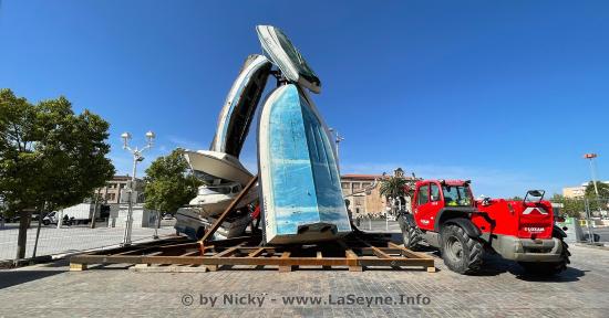 Toulon: Sept Bateaux empilés forment une Tour étrange sur la Place Monsenergue Toulon: Sept Bateaux empilés forment une Tour étrange sur la Place Monsenergue