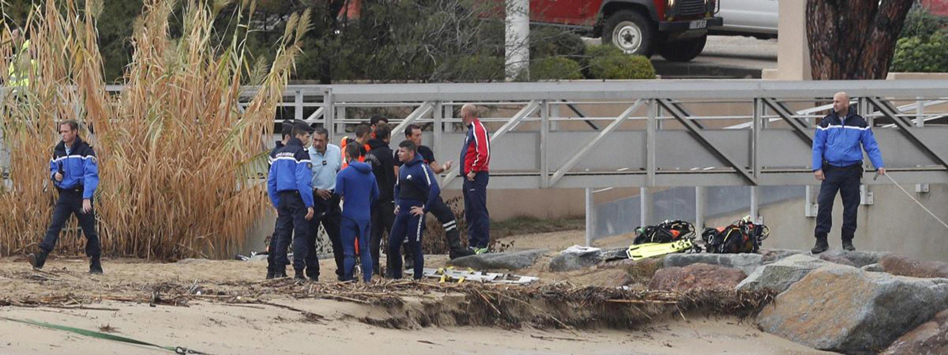 Les pompiers et les gendarmes du Var interviennent au bord de la Garonnette en crue à Sainte-Maxime où un épisode de fortes pluies a provoqué des inondations et la mort des deux passagers d'une voiture emportée par la mer. (SEBASTIEN NOGIER / EPA) Les pompiers et les gendarmes du Var interviennent au bord de la Garonnette en crue à Sainte-Maxime où un épisode de fortes pluies a provoqué des inondations et la mort des deux passagers d'une voiture emportée par la mer. (SEBASTIEN NOGIER / EPA)