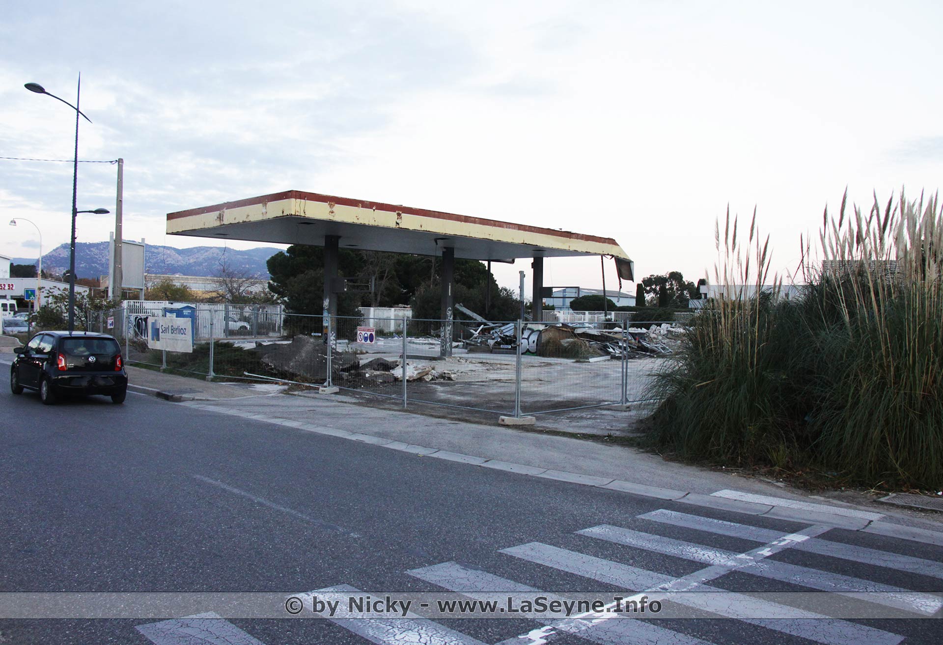 Démolition de la Station Service au Rond Point du 08 Mai Démolition de la Station Service au Rond Point du 08 Mai