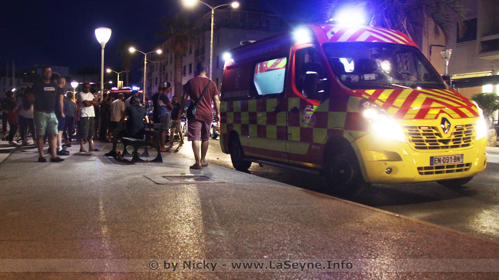 Une Mère et son Enfant dans une Poussette renversés par une Voiture sur le Port de La Seyne - Une Mère et son Enfant dans une Poussette renversés par une Voiture sur le Port de La Seyne -