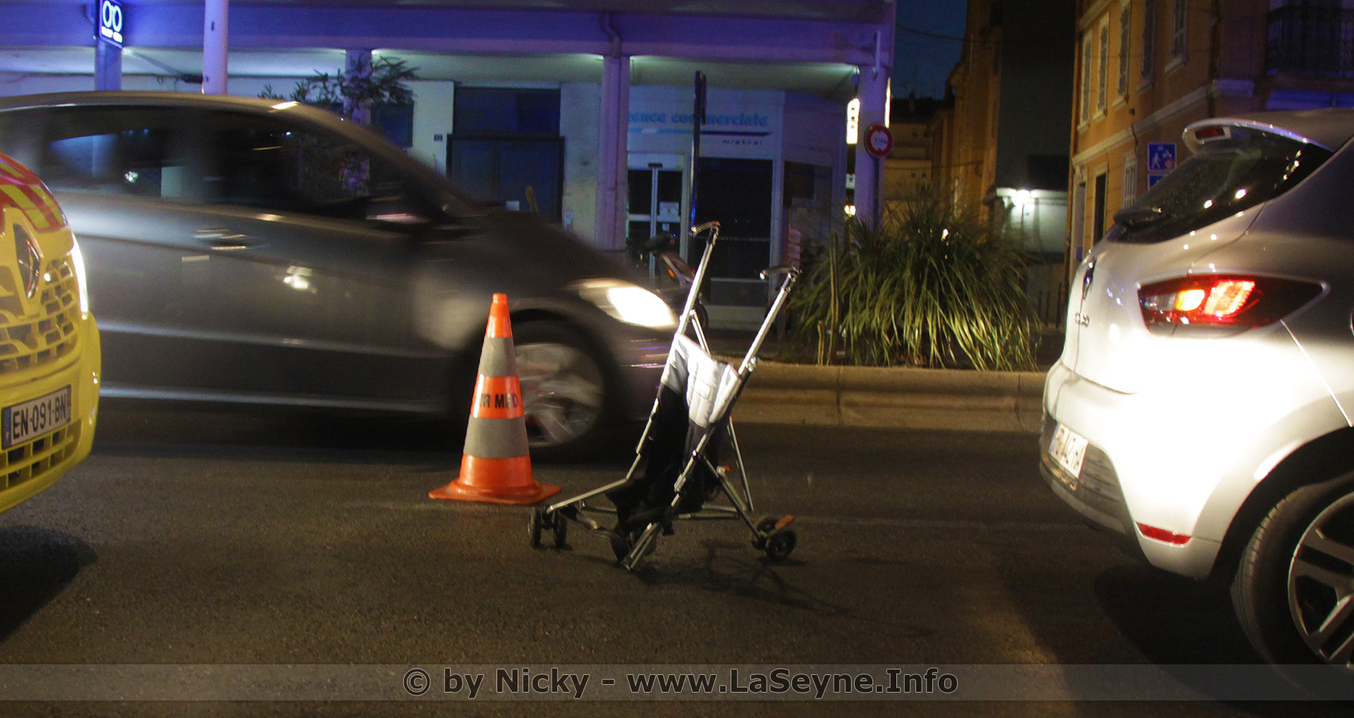 Une Mère et son Enfant dans une Poussette renversés par une Voiture sur le Port de La Seyne - Une Mère et son Enfant dans une Poussette renversés par une Voiture sur le Port de La Seyne -